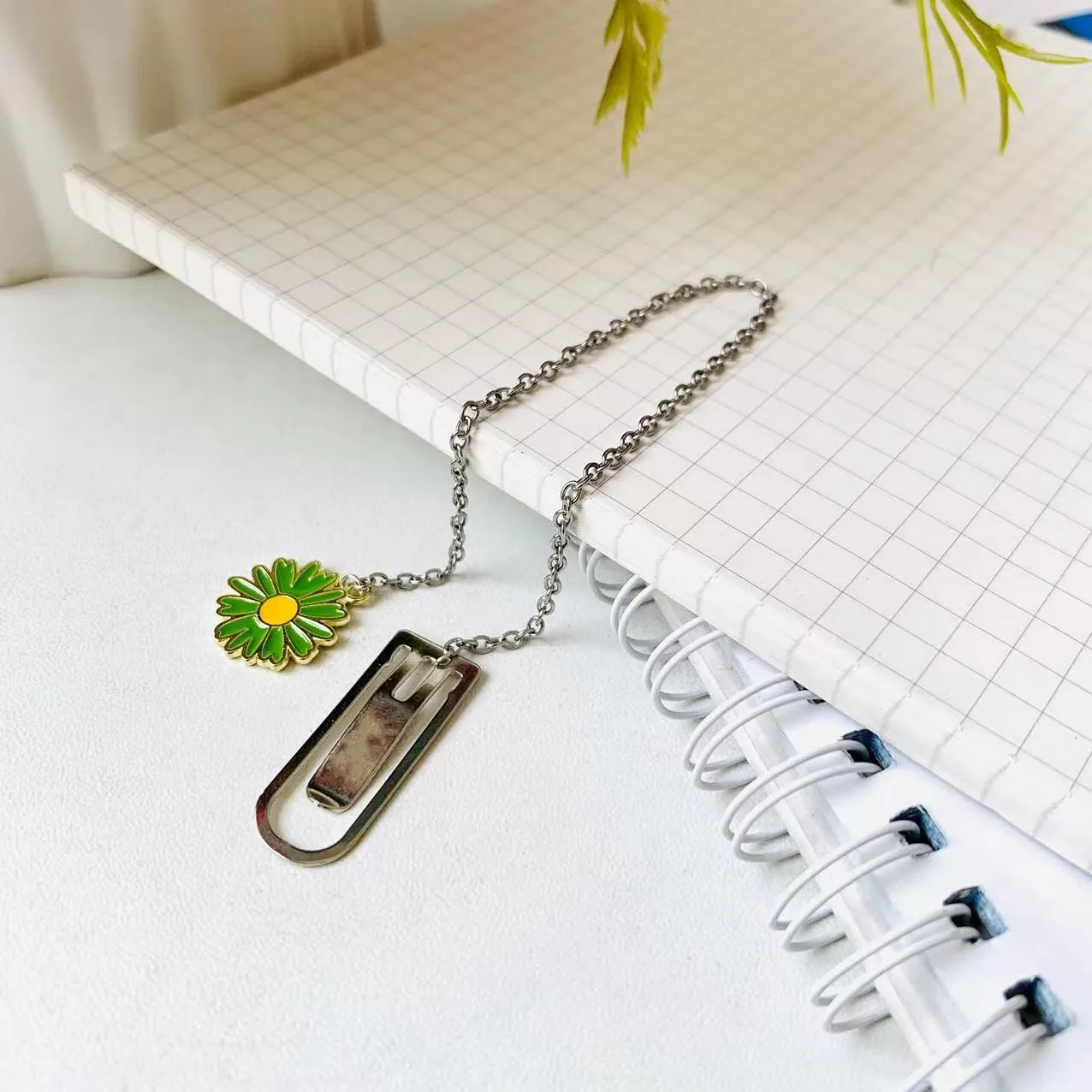 Chrysanthemum Marker Clip Metal Pagination Mark Cute Pendant Bookmarks School Office Supplies Creative metal bookmark,bookmarks stationery supplies