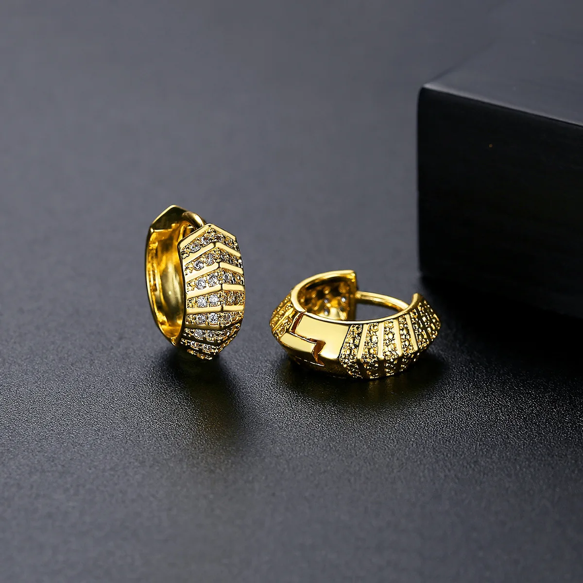 

Funmode Retro Fashion Simple Women's Copper Micro Inlaid AAA Cubic Zircon Oxide Earrings FE383