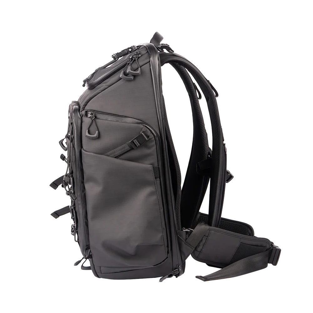 Détail du dos du sac à dos pour drone FPV iFlight avec système de ceinture ventrale et panneau arrière rembourré pour un transport confortable.