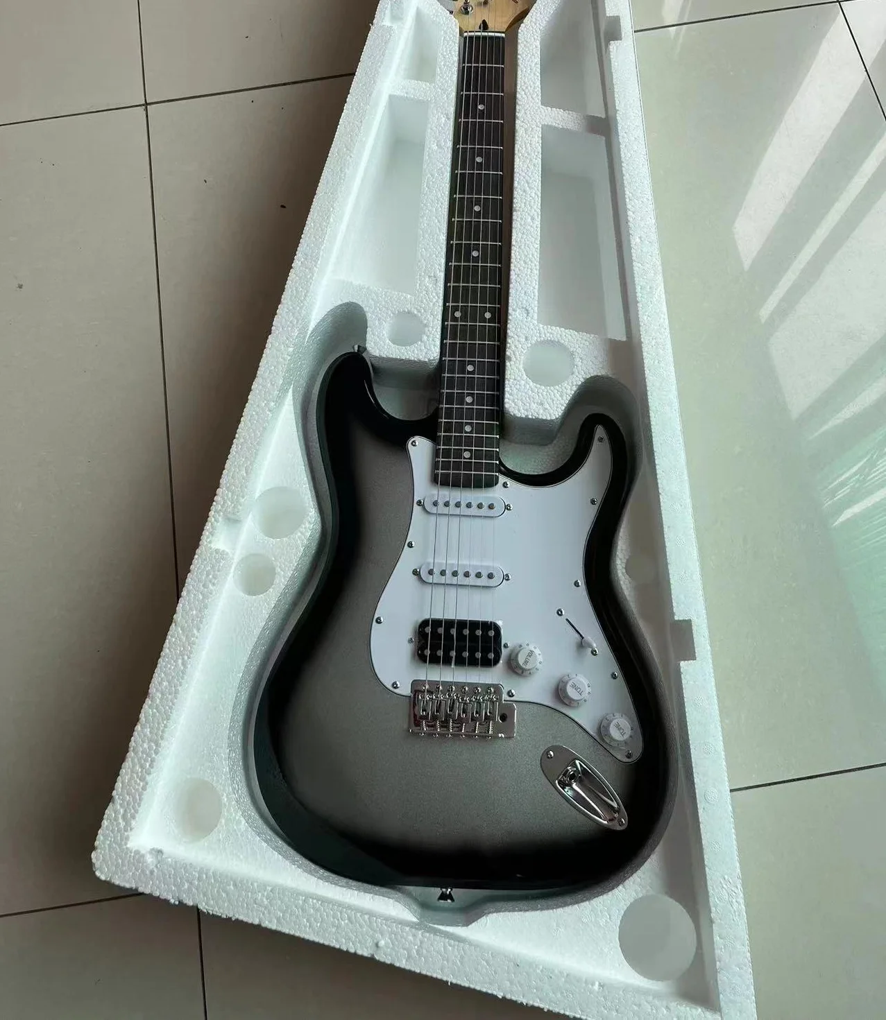 

Factory outlet fast delivery the top quality Maple wood stratocaste-r custom body 6 string Electric Guitar have in stock XPEWA