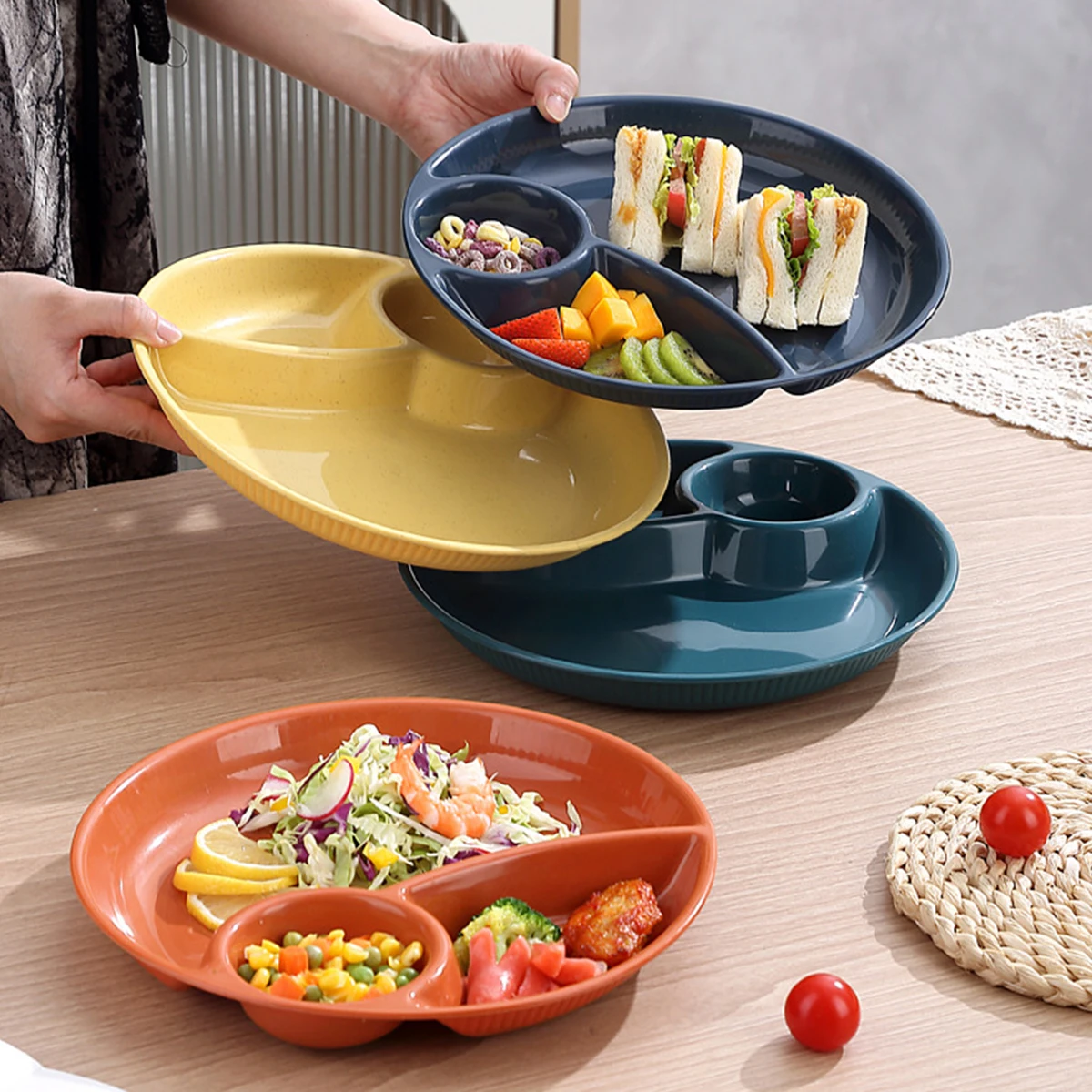 WORTHBUY Round Divided Salad Plate With Cutlery Microwave Safe Dinner Plate 3 Compartment Plastic Dinner Dish Kitchen Dinnerware