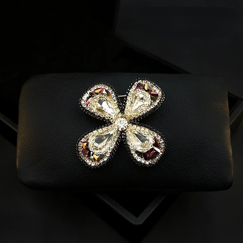 

Original Retro Four-Leaf Clover Brooch Coat Sweater Corsage High-End Women Pin Luxury Accessories Rhinestone Jewelry Party Gifts