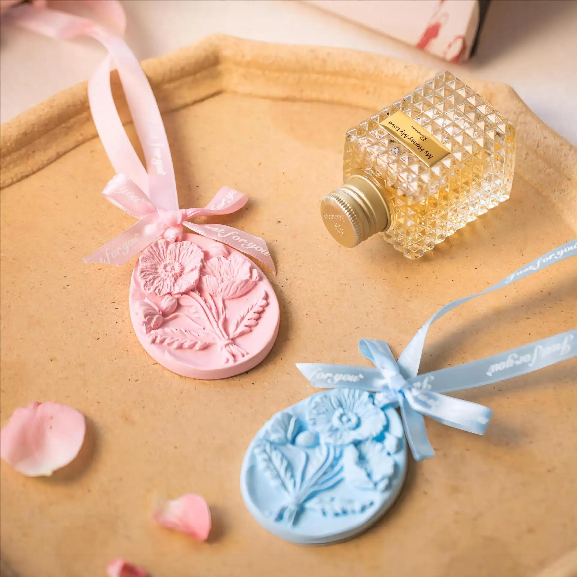 Flower Shape Aromatherapy Wax Wardrobe Plaster Fragrance Tablets Home Room Car Remove Smell Incense Solid Pendant Air Freshener