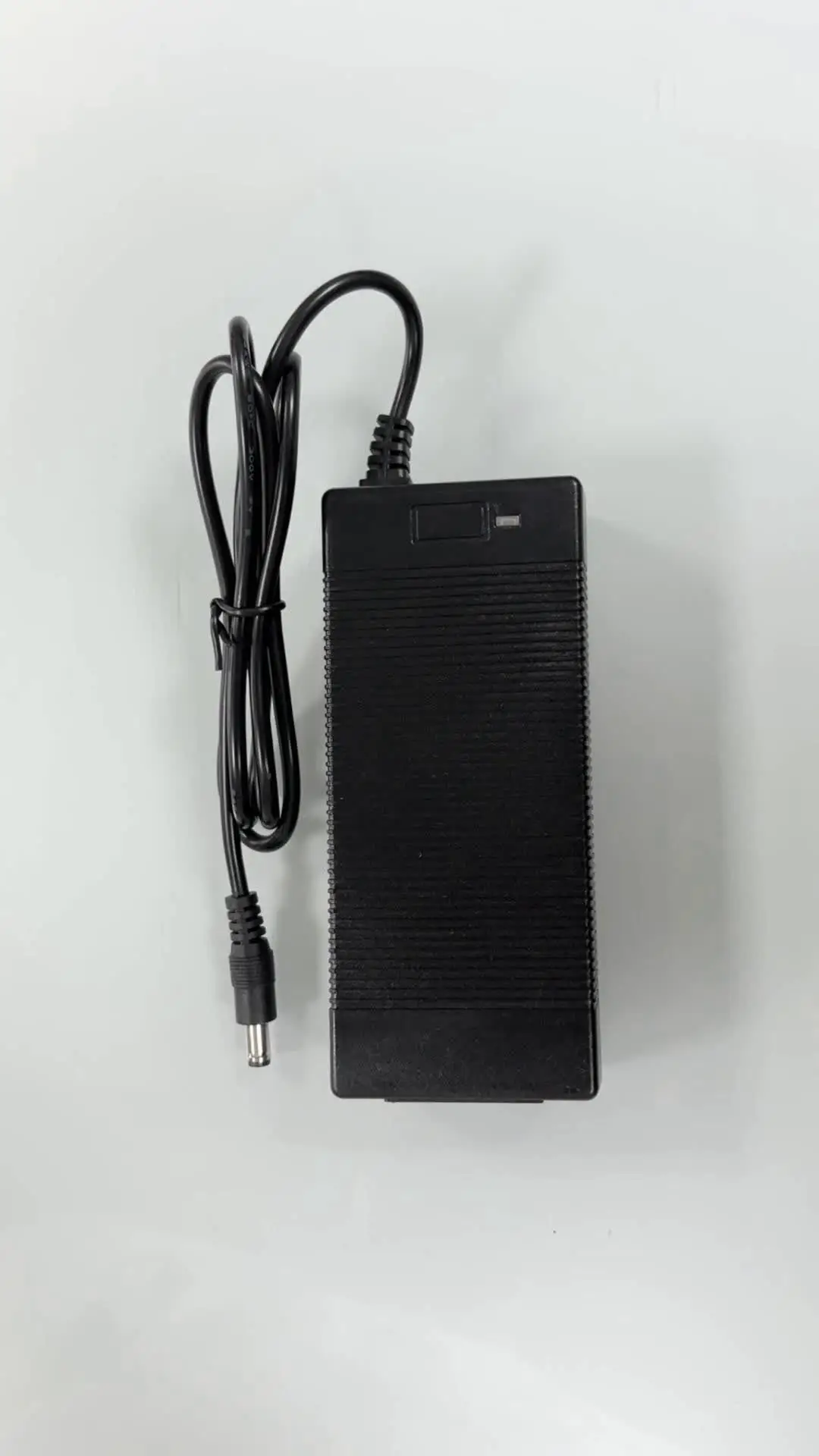 Caricabatterie Intelligente QDD 67,2V 5A Per Batterie Li-ion 16S 60V, Custodia In Alluminio, Ventola Di Raffreddamento, Protezioni Multiple, Con Connettore GX16
