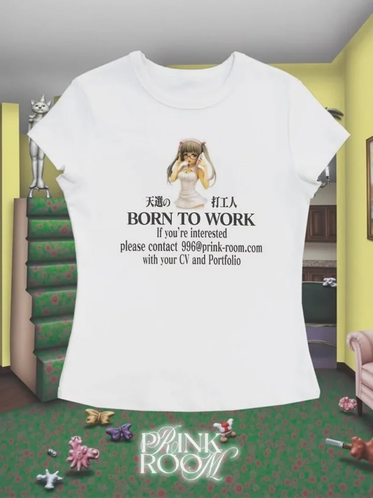 Camiseta feminina de manga curta em branco nítido com decote redondo relaxado, mini comprimento brincalhão e design de impressão vibrante