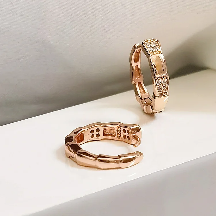 

Серьги-кольца женские из серебра пробы с цирконом