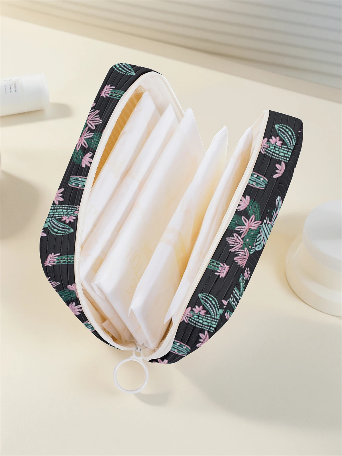 Cactus pattern printed sanitary napkin storage bag, women's lightweight tissue bag, sanitary tissue bag