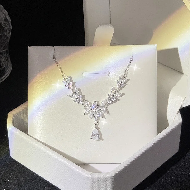 قلادة زهور ناعمة متدلية