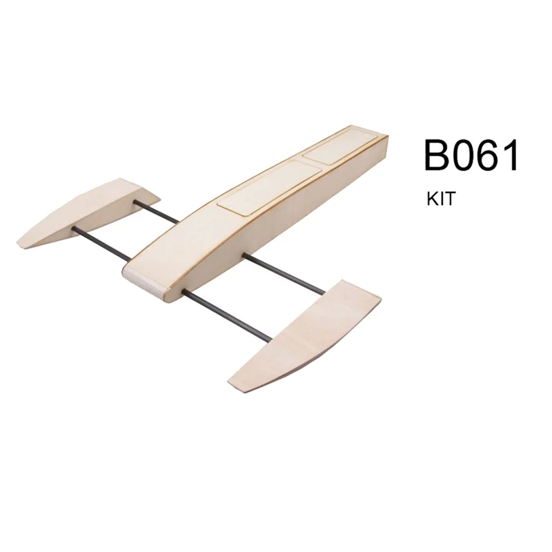 Bateau RC bois vitesse 495mm équipé d'un moteur 3700KV refroidi à eau sur son support de présentation.