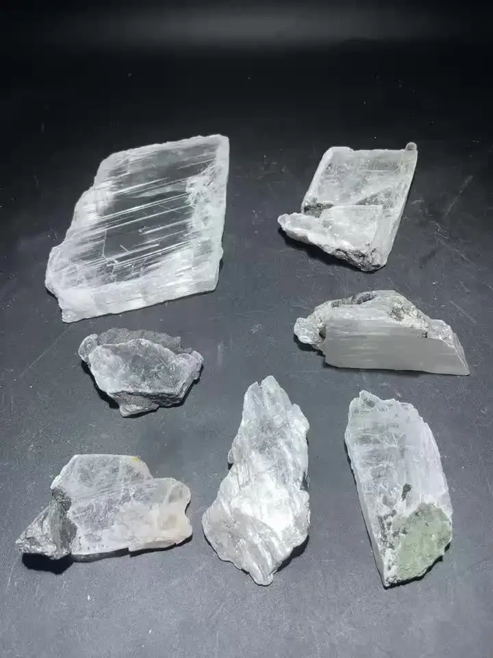 新しい100％天然セレナイト黄色蛍光鉱物標本、原石、ザンビア産の家の