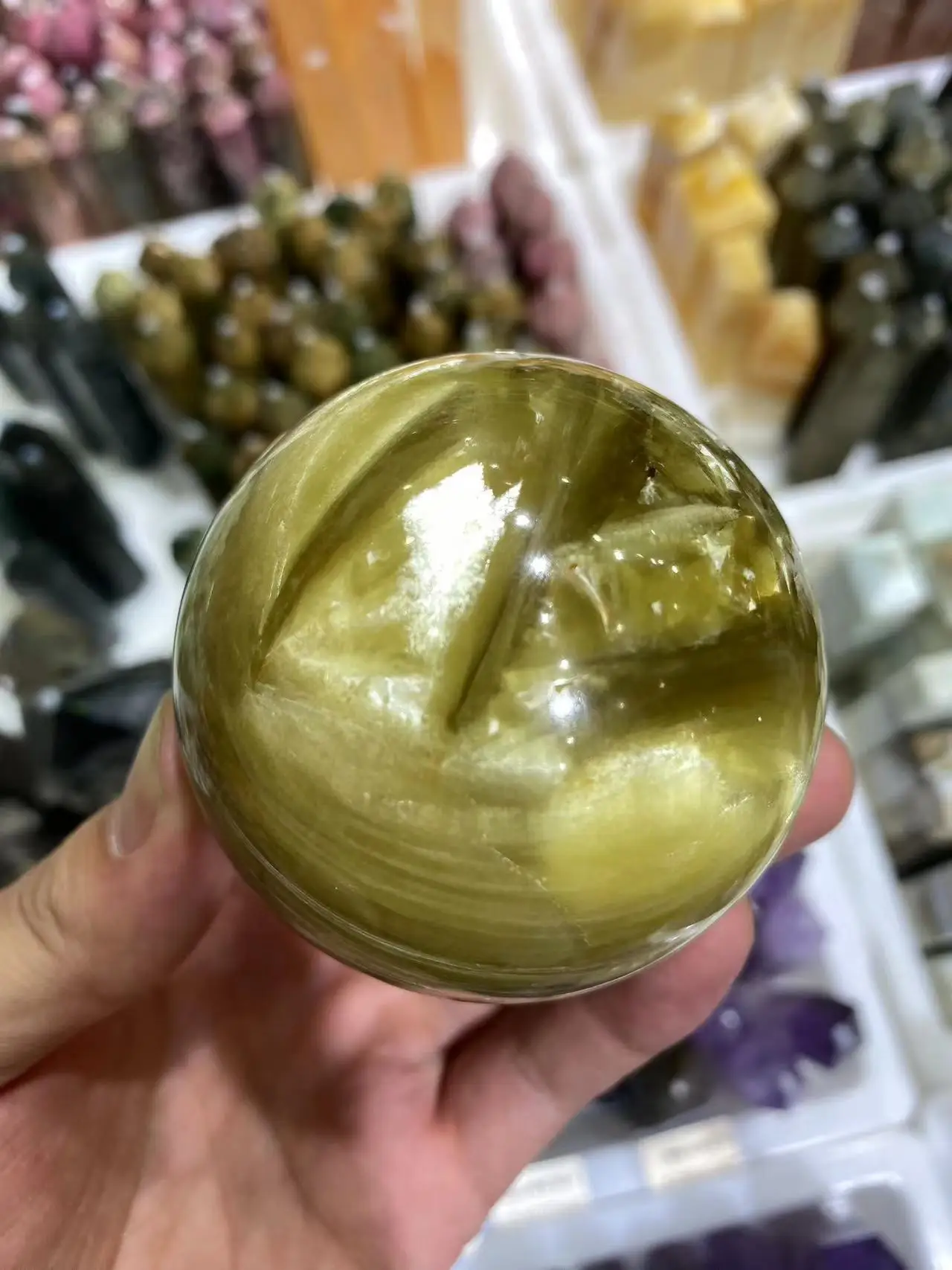 

1 шт. Редкий Натуральный маленький шар Phlogopa большого размера, кварцевый Кристаллический волшебный шар, исцеляющий камень рейки, коллекция желтых камней для украшения дома