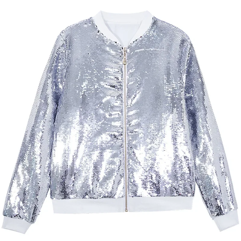 Naiste hõbedane jakk säravate litritega, millel on valged ääred ja täispikk lukk, mis pakub elegantset ja pilkupüüdvat stiili.