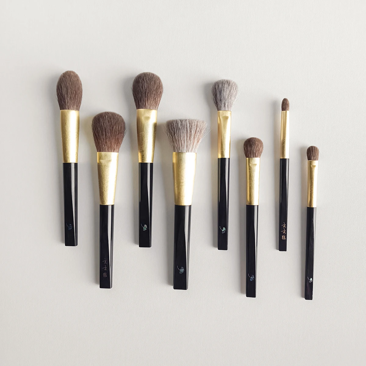 Shoushoulang Professional Handmade Make Up Brushes 1PC Red Squirrel Goat Hair Mother-of-Pearl Ebony Handle Makeup Brushes 2