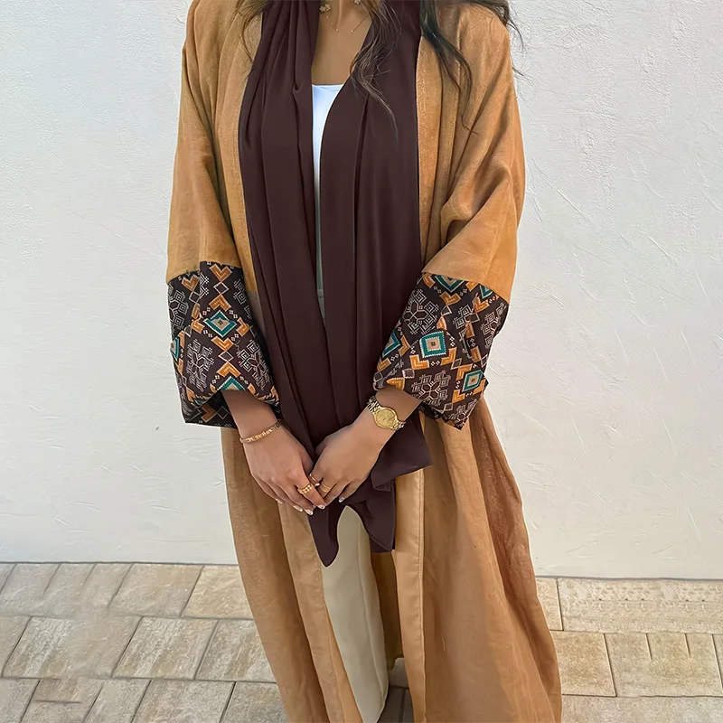 عبايا بتصميم هندسي All-in-One