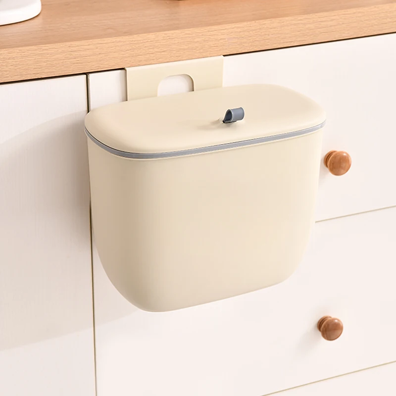 سلة مهملات معلقة بغطاء