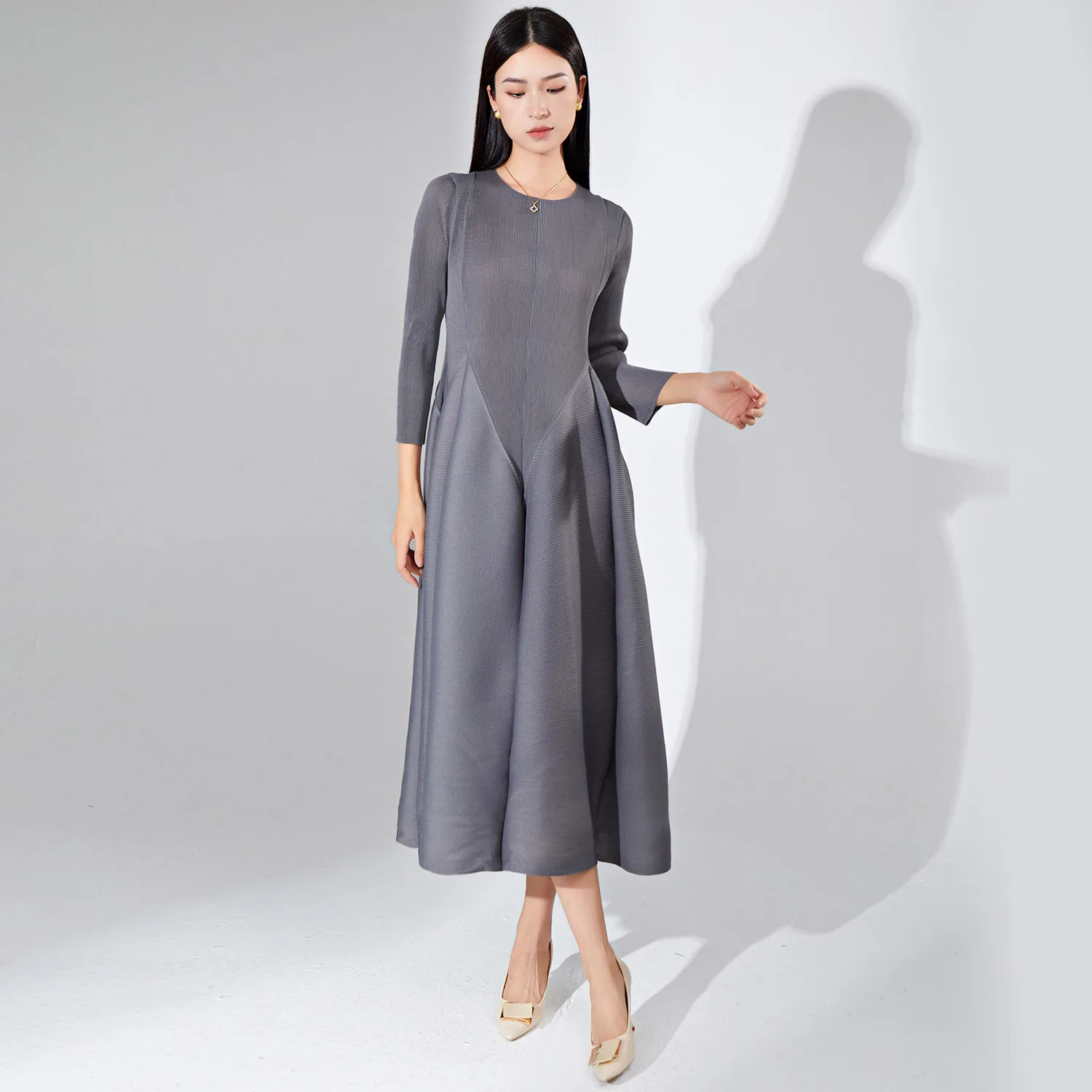 

Women's dress autumn round neck long sleeve loose solid color pleated big swing dress