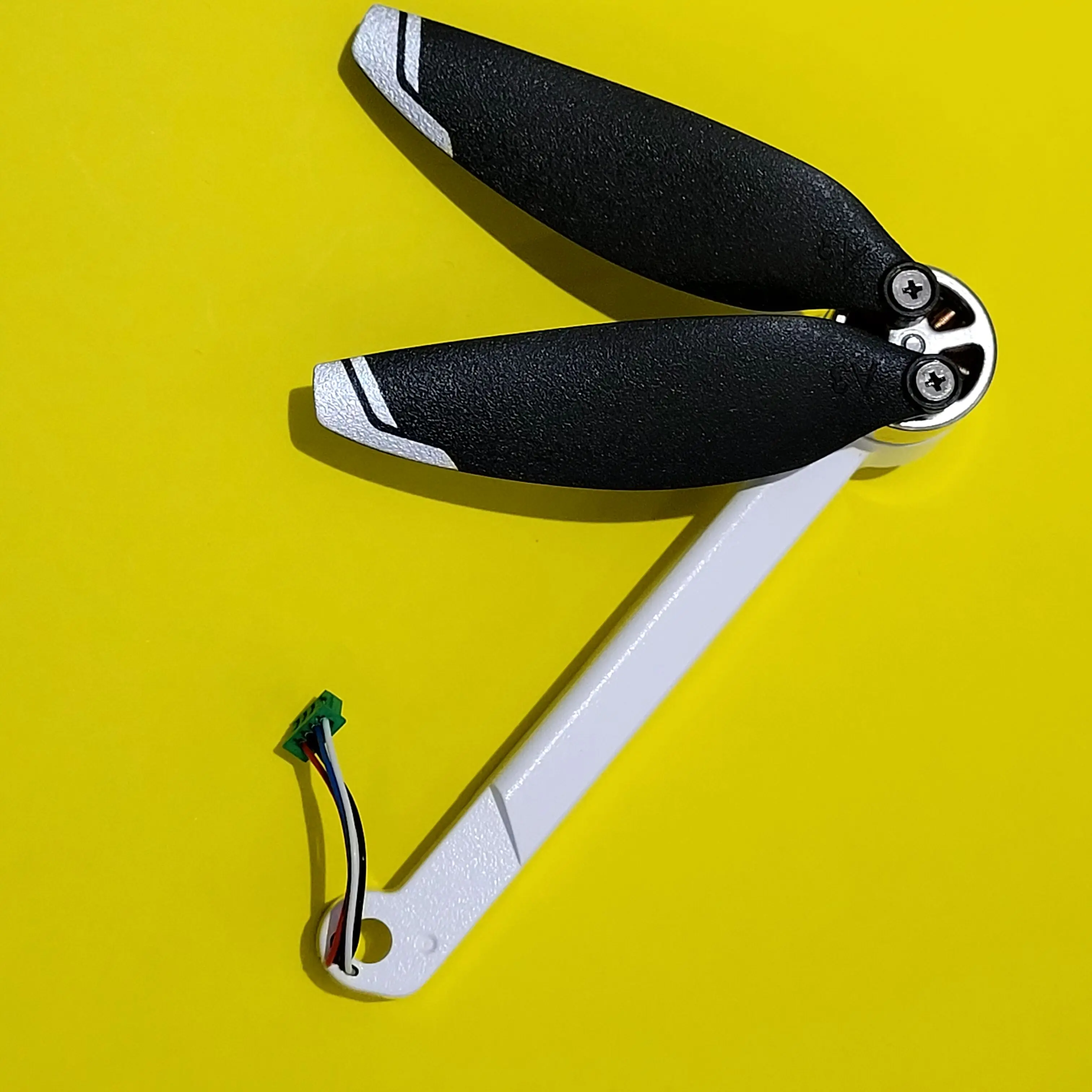 Bras moteur arrière A/B pour drone S-X1 LSRC, pièce d'origine, posé sur fond blanc avec vis et câbles visibles.