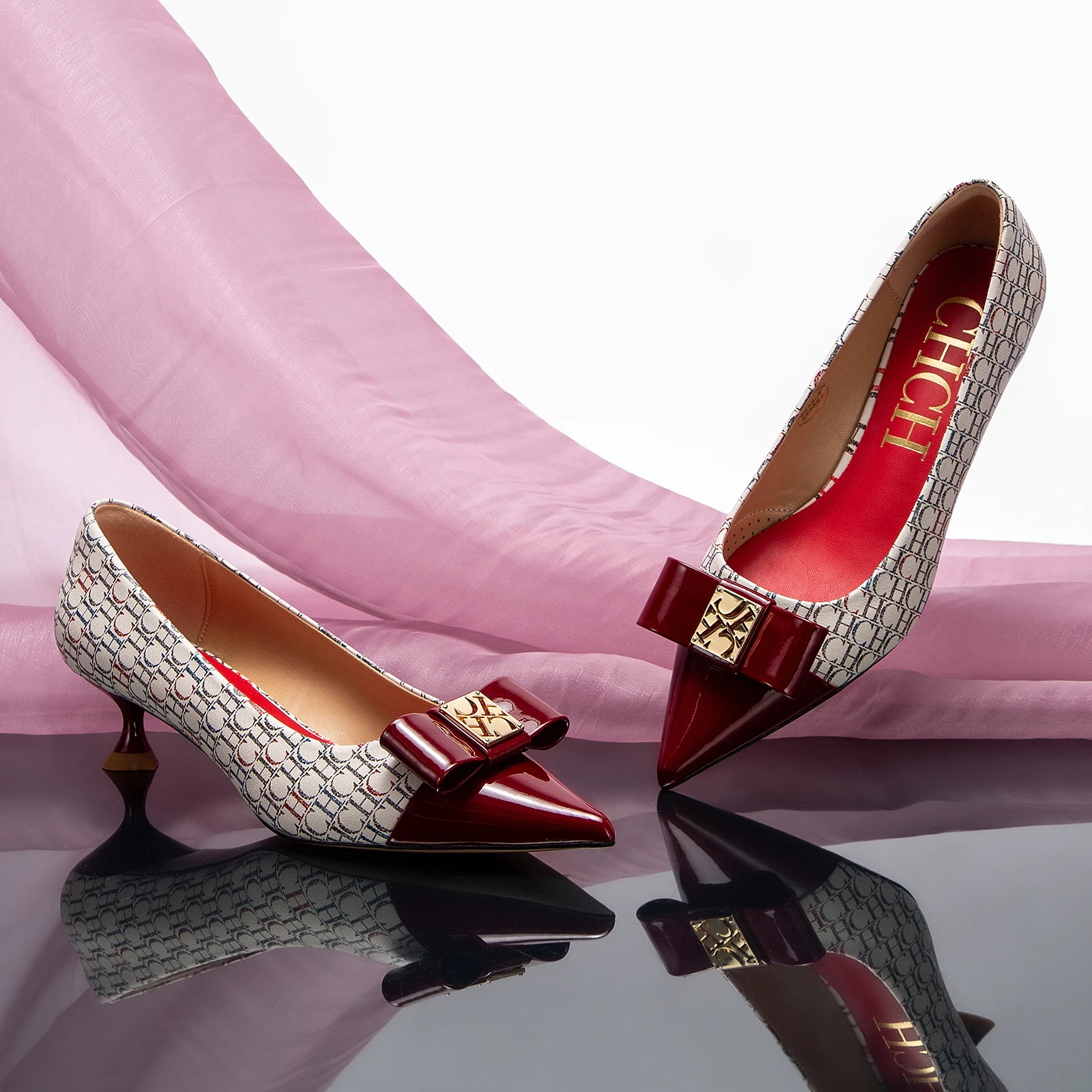 أحذية نسائية جديدة بتصميم كلاسيكي قديم، تتميز بمقد...