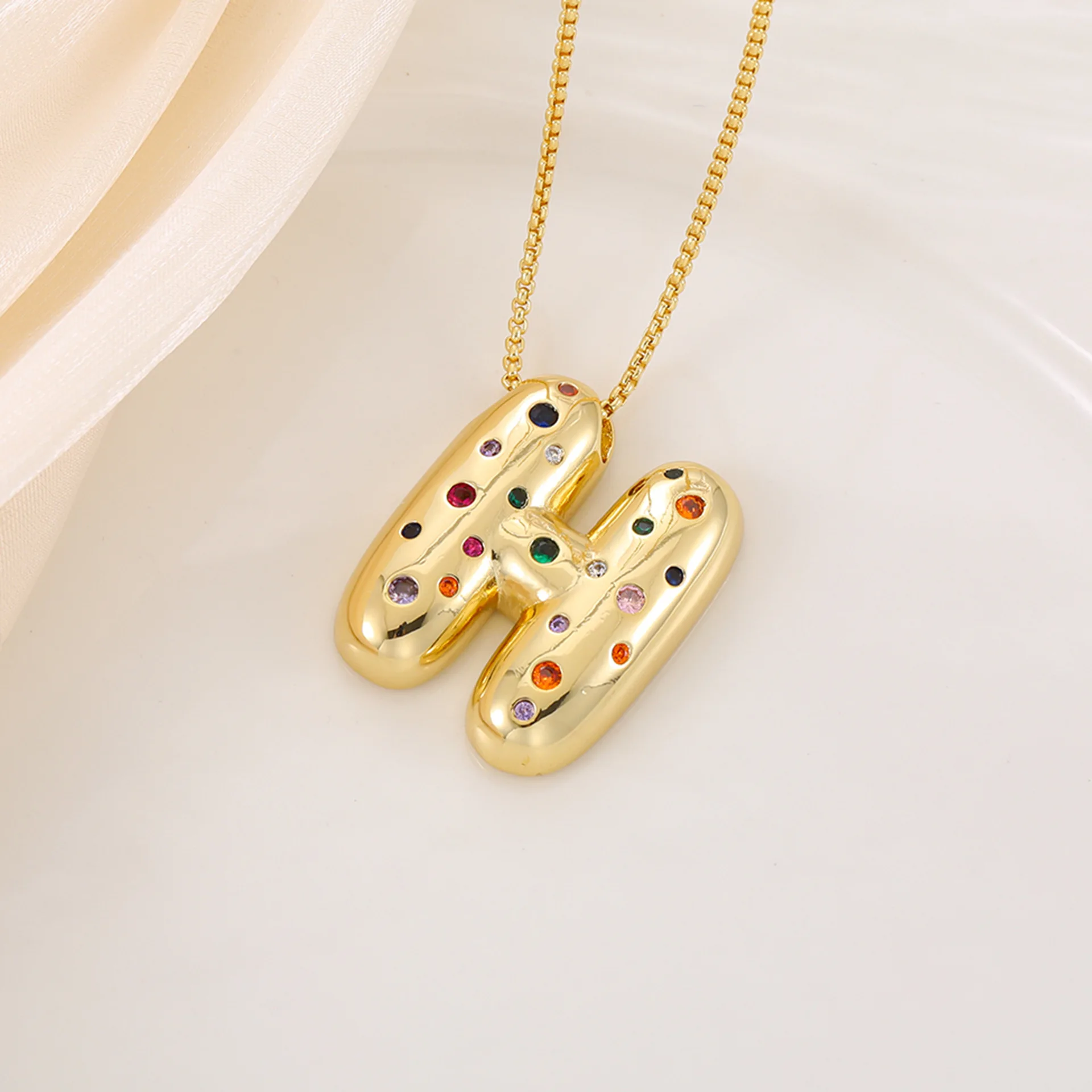 Set 2 Collane Con Ciondolo Lettera A Per Donna: Colori Oro Chiaro E Bianco, Lega Anallergica