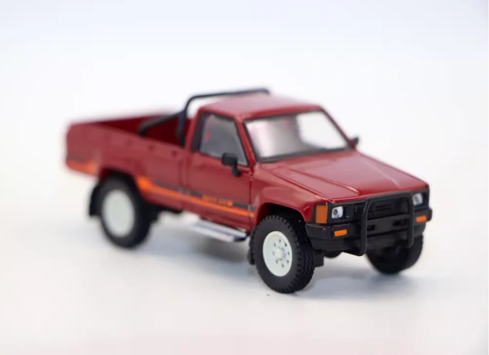 Para64 1:64 1984 Hilux Pickup Truck Simulation Alloy Car Model Gifts Decoration Collection Toys Static Display 15 S7a94ff60d224431e9a3907da3ec67e72V