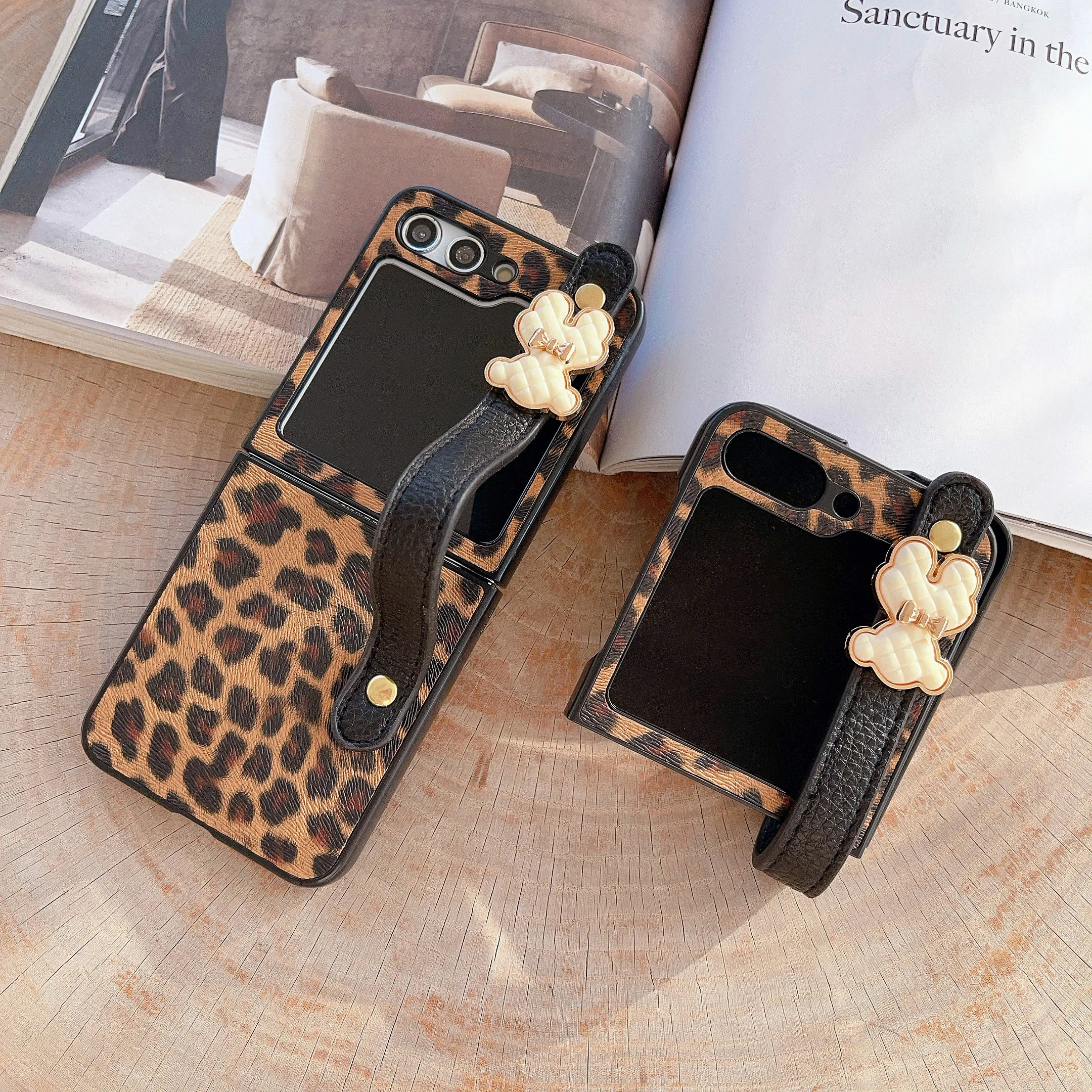 

Brown Leopard Panther Bear Belt Strap PU Leather +Hard PC Shockproof Phone Case For Samsung Galaxy Z Flip 1/2/3 / 4 / 5 Cover