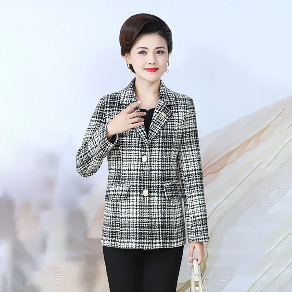 Рисунок 5 - Модное короткое пальто в клетку для мам