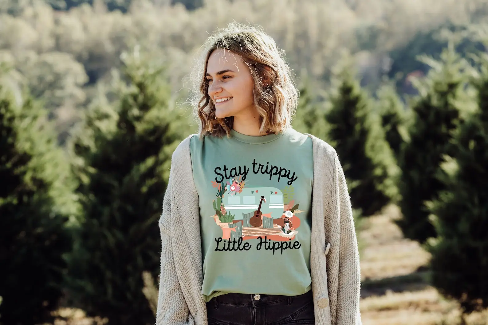 

Футболка в стиле хиппи с надписью Stay Trippy
