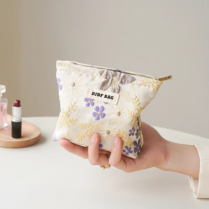 Elegant White Daisy Embroidered Women's Makeup and Accessory Bag