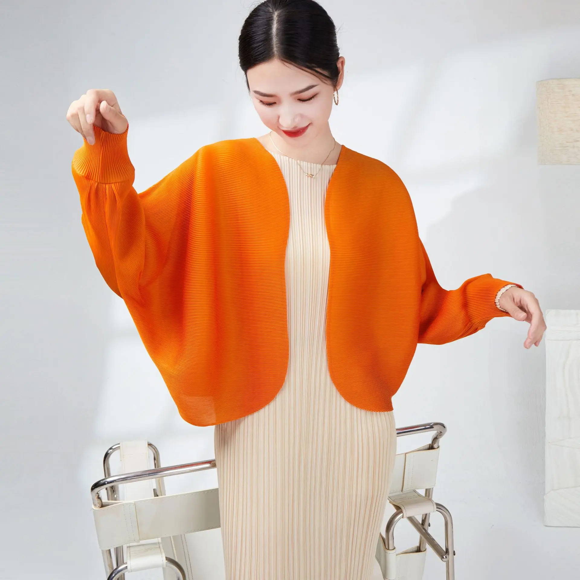 

2023 Autumn Bat sleeve fashion solid color cardigan pleated cape top