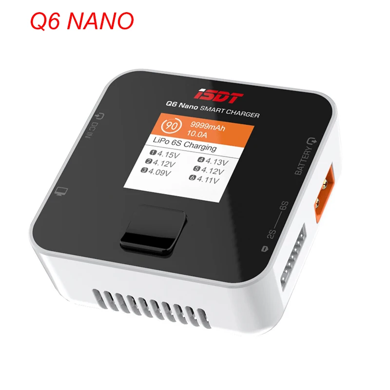 Le Q6 Nano 200W à côté de l'ISDT Air8, montrant leur taille compacte pour chargeur LiPo RC