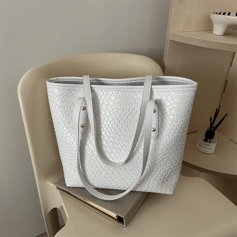 Fashion Retro Large Capacity Bag for Women 2024 New Versatile Handheld Tote Bag Light Luxury Shoulder Underarm Bag Cross Border