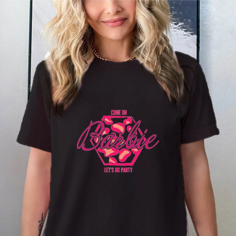 

Футболка женская периферийная с принтом Барби, Свободный Топ с коротким рукавом, мультяшный рисунок, подарок для друзей, лето 2024