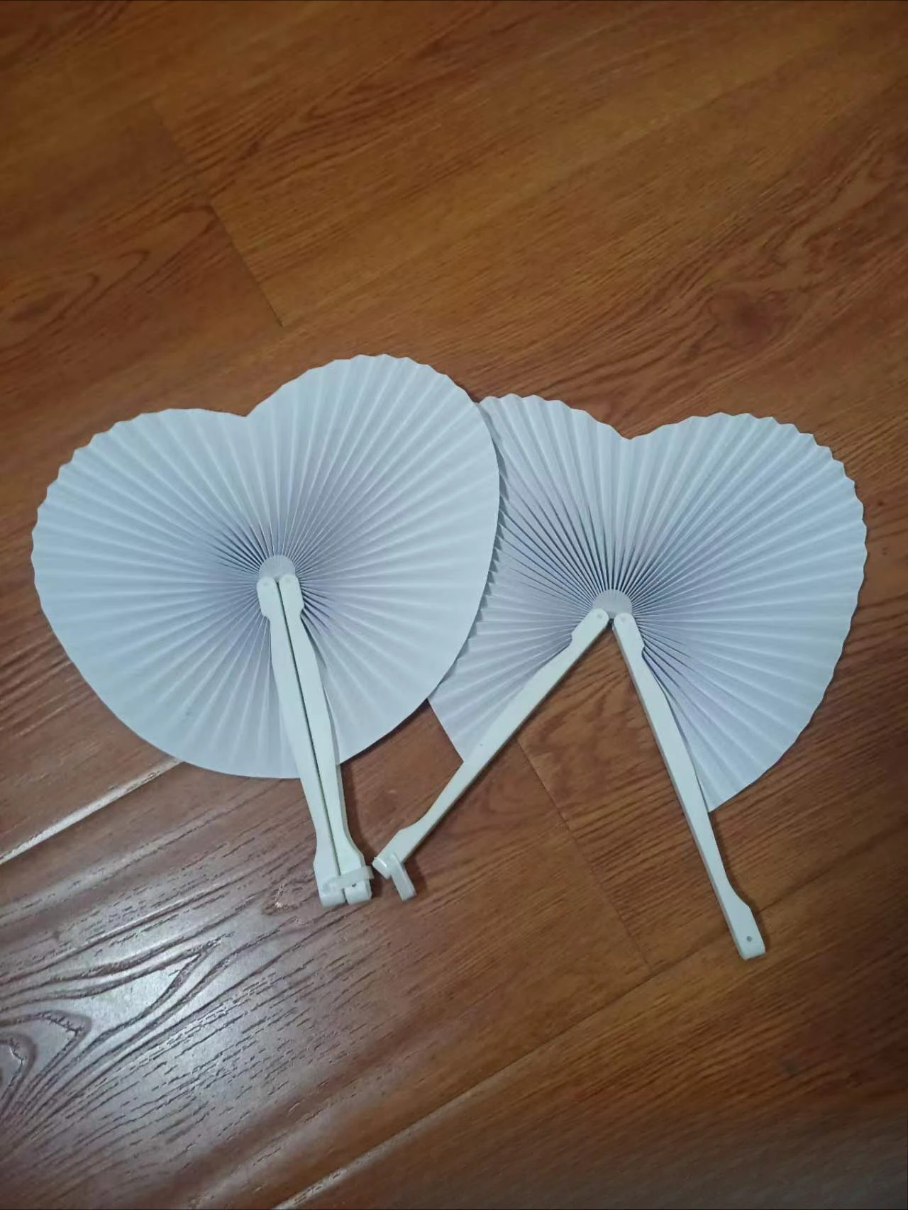 White Paper Folding Fans Heart-Shaped Round Fans Party Gift for Guests Anniversary Birthday Wedding Decoration