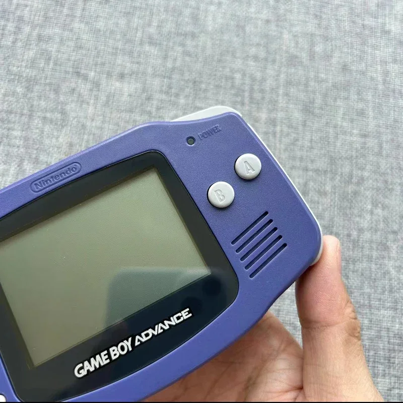 Novo console de jogos GBA Palm sem traseira, colorido, destacando a nostalgia retrô. Pequeno presente._voghion.com