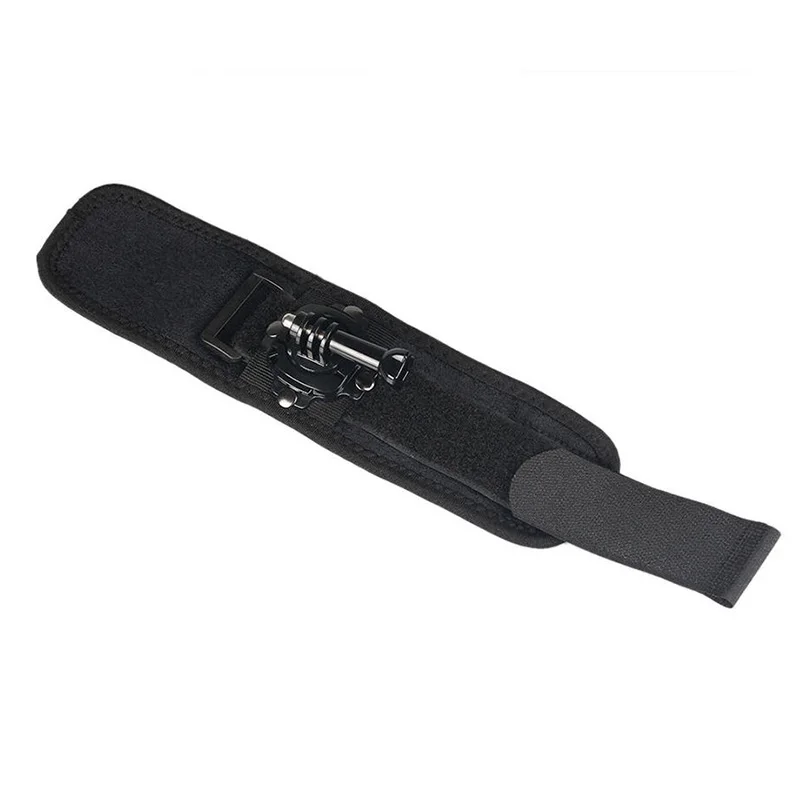 Main portant une sangle de poignet pour caméra sportive avec une DJI Osmo Action fixée dessus.