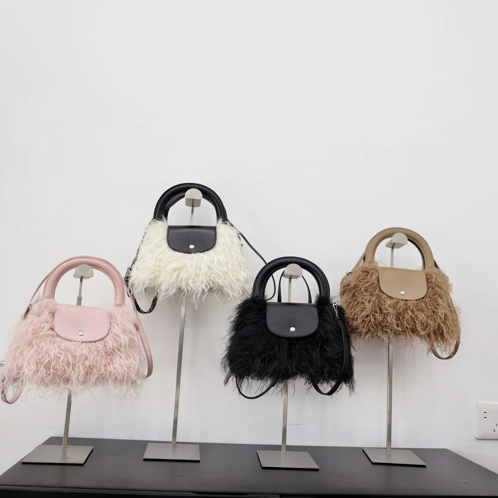 NEW Elegant Leather Women's Messenger Bag High-End Luxury Chic Lining Trendy Daily Commuter Vintage Casual Bag​