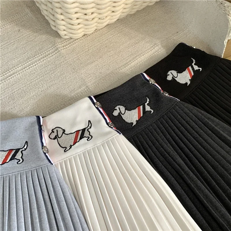 

2024 Women's Short Skirt Summer Fashion Korean Academy Dog Embroidery Colorful Stripes Student High Waist Pleated TB Short Skirt