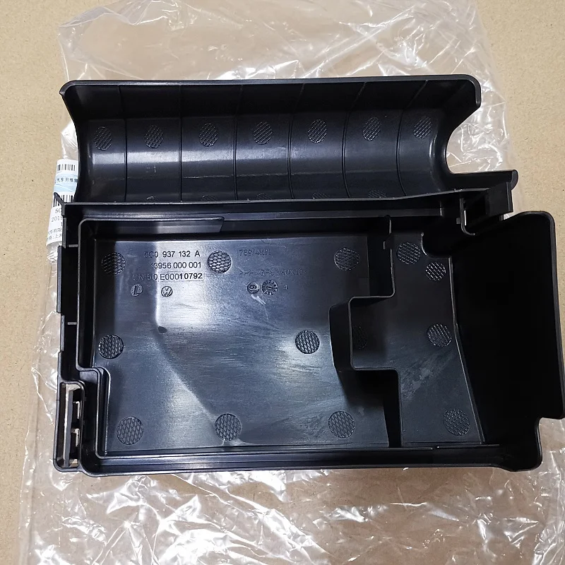 5C0937132A Engine Compartment Central Electrical Cover Fuse Box Protection Case For Passat B7 Beetle Jetta 5C0 937 132 A 5.