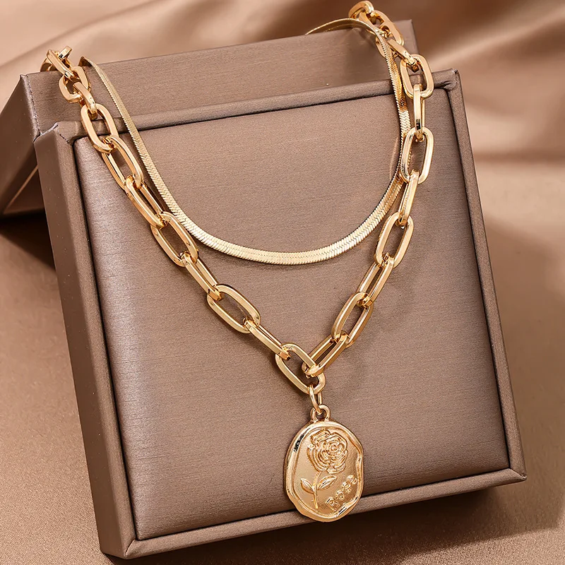 

Женская цепочка с подвеской в виде цветка розы