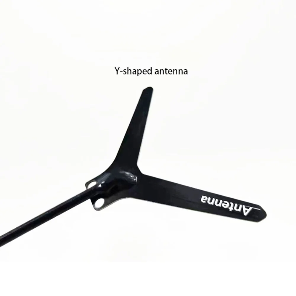 Antenne Y 1.2G SMA 5dBi fixée sur drone FPV, optimisant la transmission HD