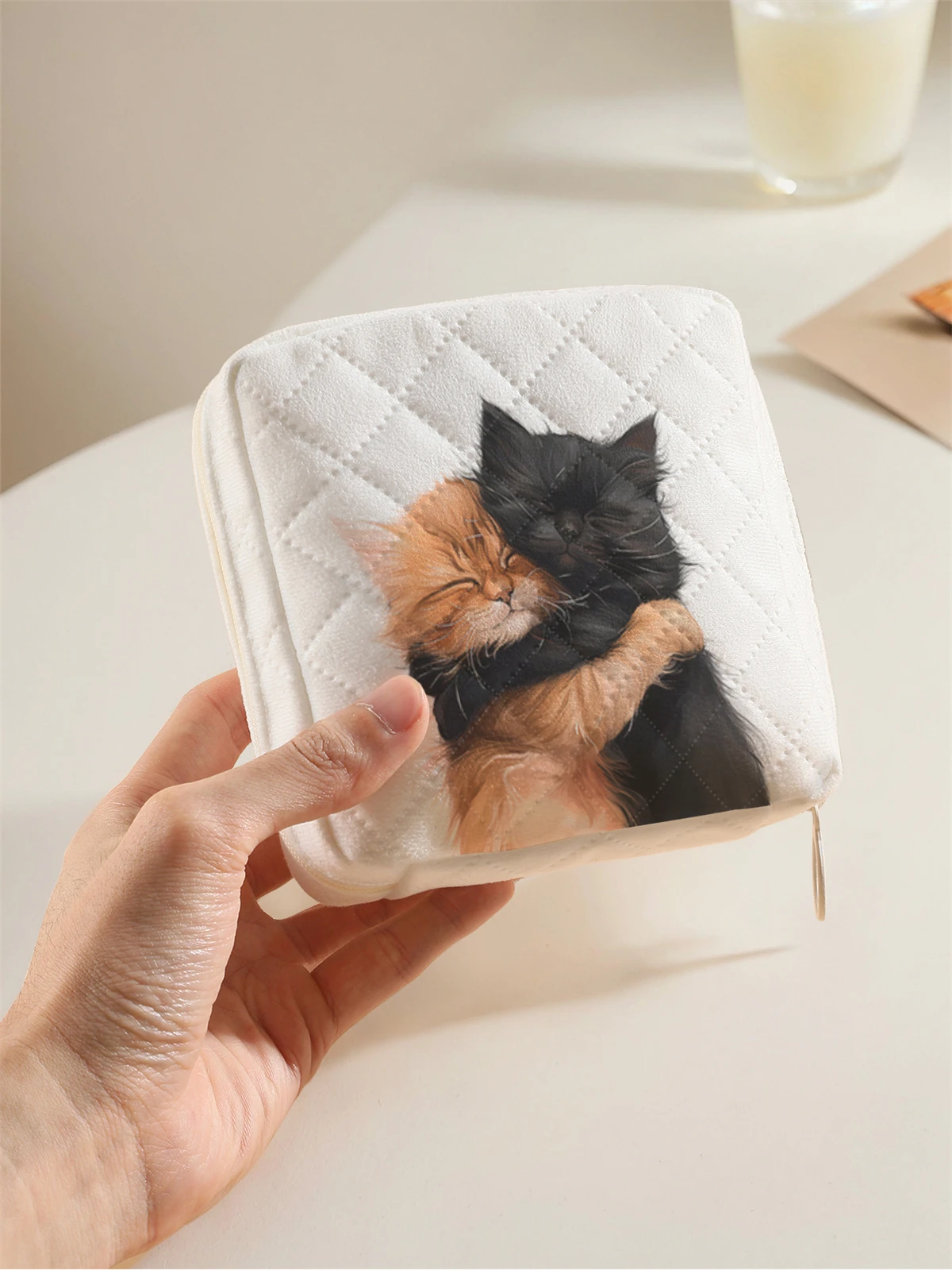 1 portable sanitary napkin storage bag, made of seaweed turtle pattern and diamond mesh material, lightweight women's tissue bag