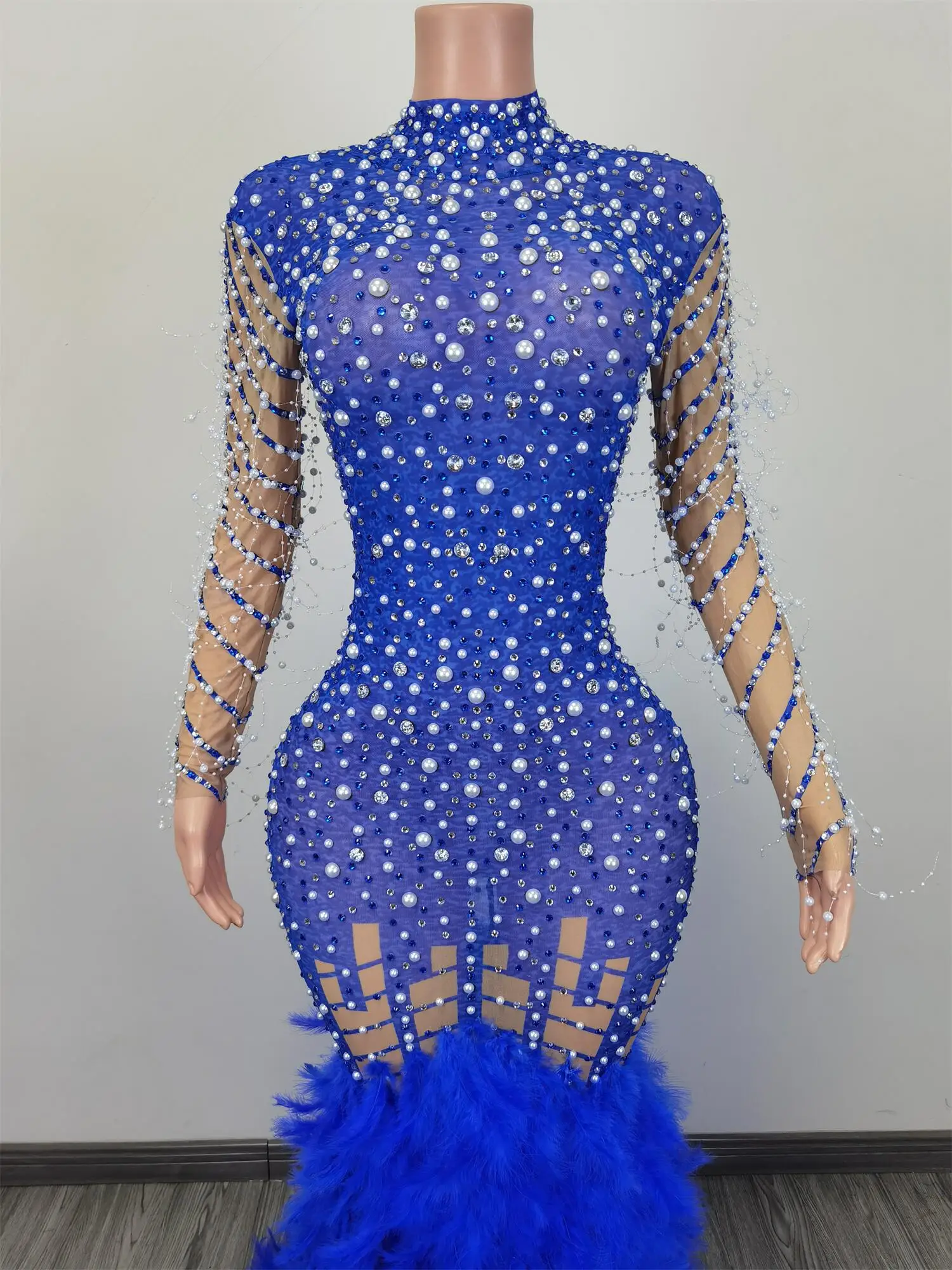 Рисунок 4 - Блестящее платье в пол с блестящими камнями