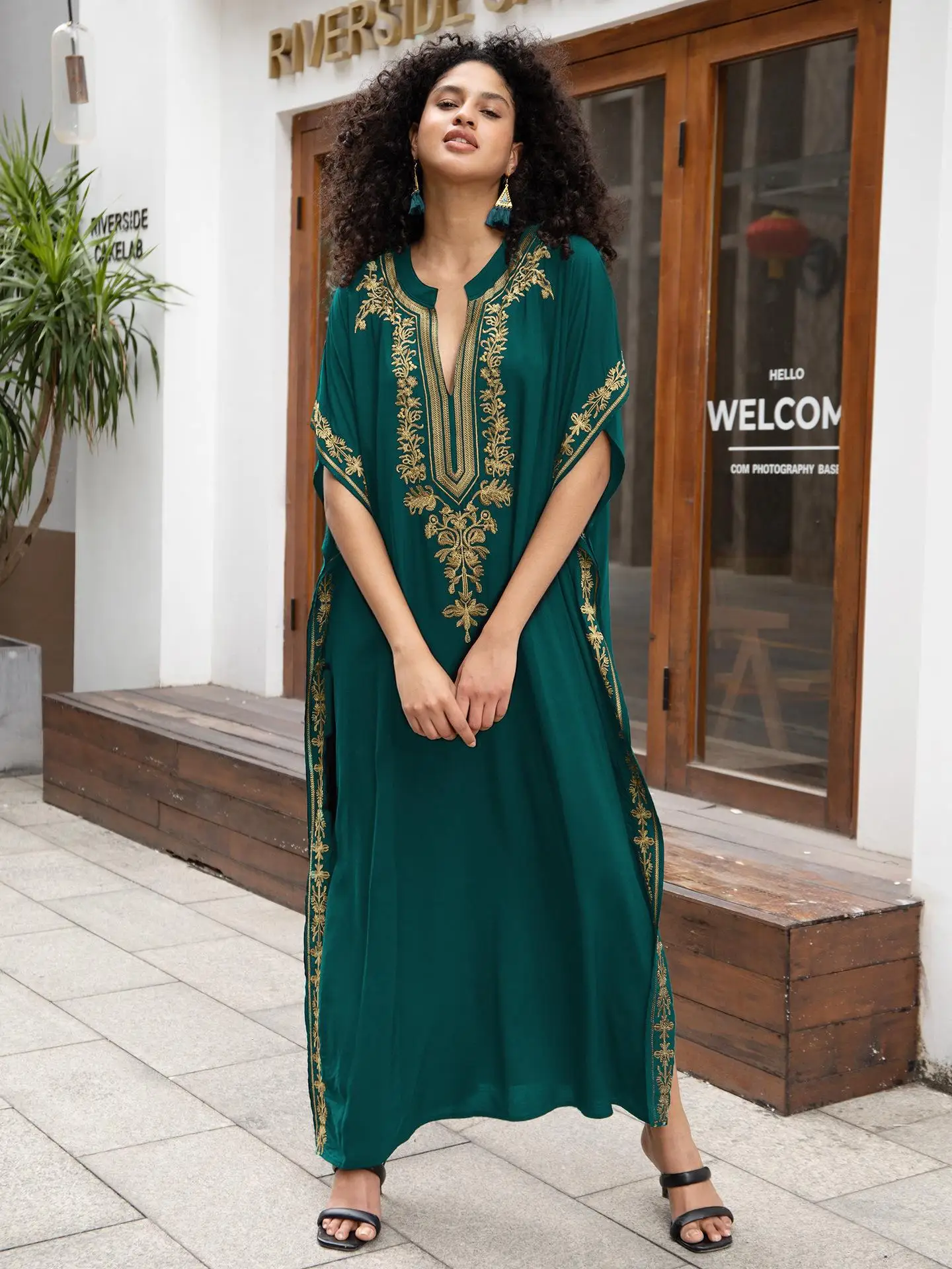 جلابية خضراء بتطريز ذهبي تراثي