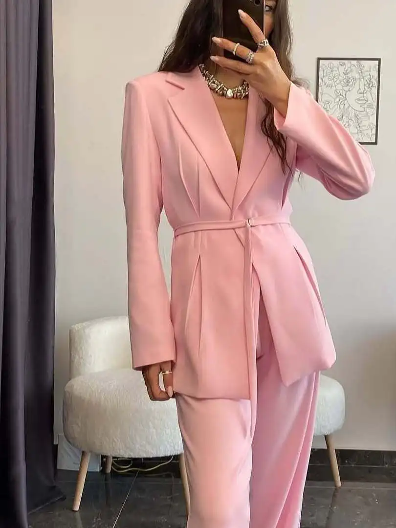 طقم بدلة نسائية أنيقة بلون واحد مع حزام وأكمام طوي...