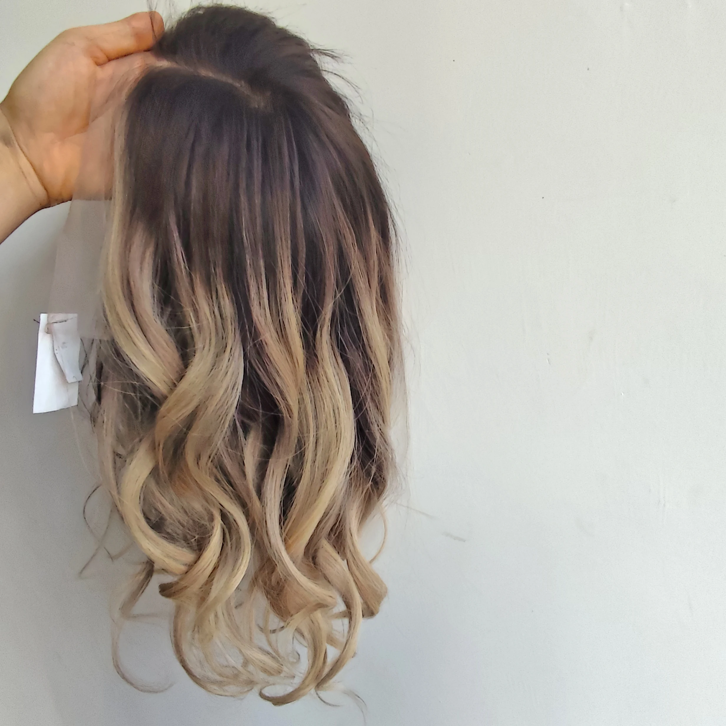 Topper per capelli umani 6x7 con base in pizzo, biondo ombré ondulato, in capelli Remy, con clip traspiranti, per donne con capelli diradati - immagine 4