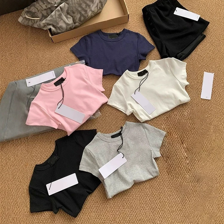 Rundhals-T-Shirt mit kurzen Ärmeln für Damen, schmal geschnitten und schlank machend, vielseitiges, einfarbiges, kurzes Oberteil. – Detail 2