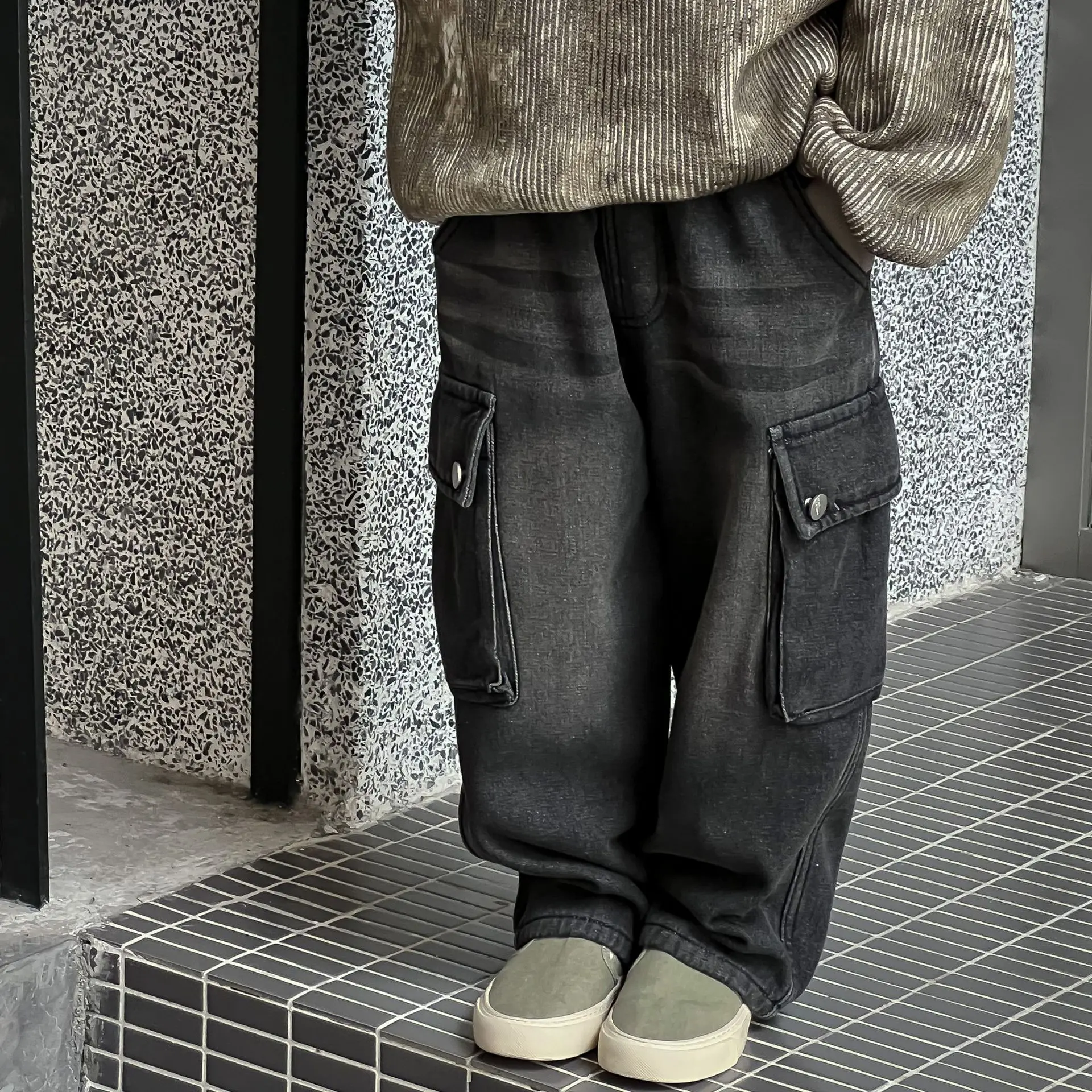 

Детские повседневные джинсовые брюки, новинка сезона осень-зима 2023, модные утепленные кашемировые черные джинсы-карго для мальчиков с большими карманами