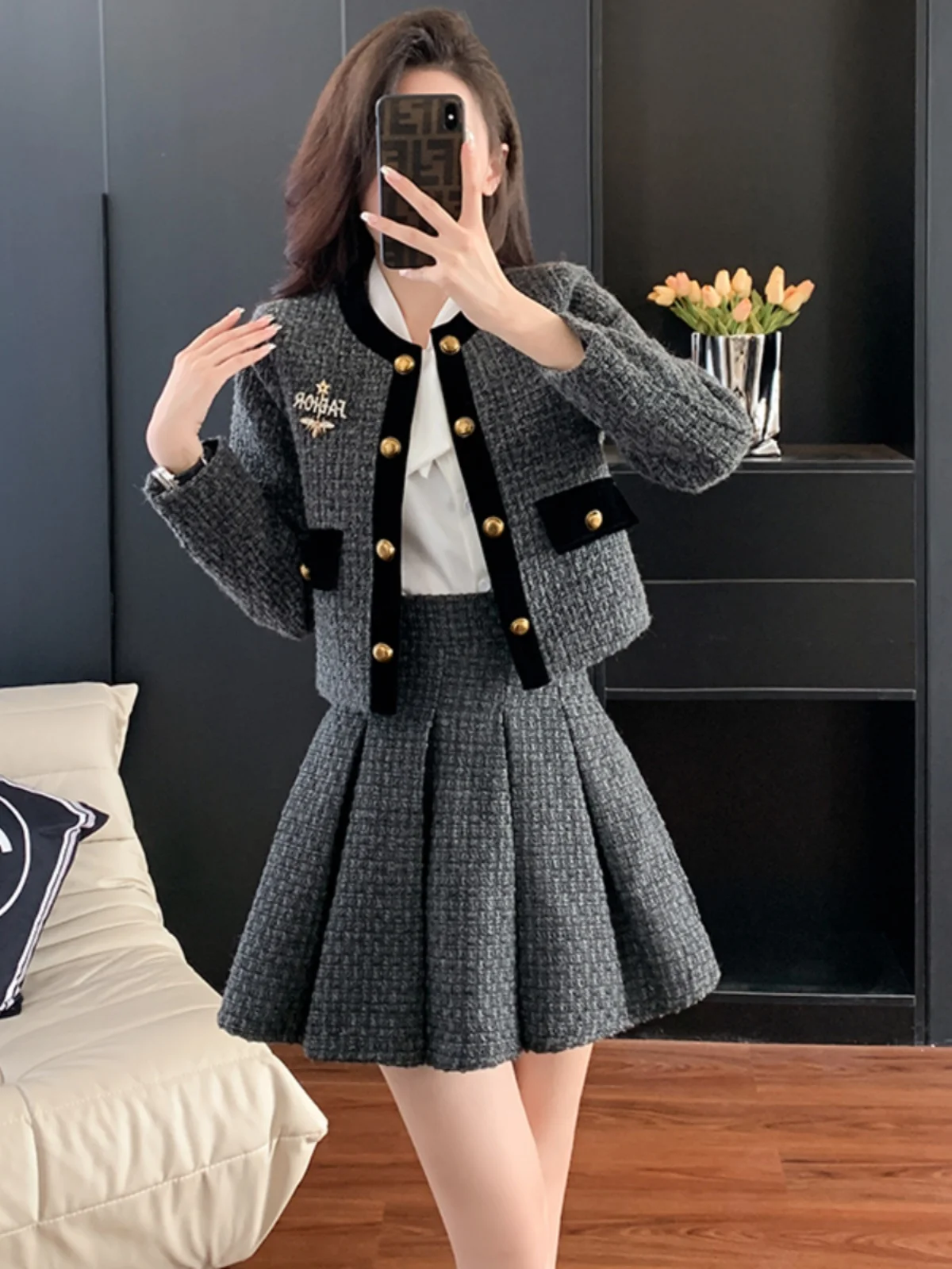 

Autumn and winter high-end new style temperament brooch fashion small fragrance short jacket pleated skirt two-piece set sweet