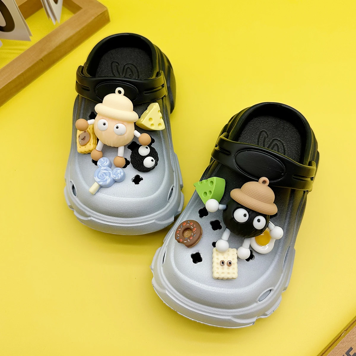 New Cartoon Little Briquettes Family Clogs for Boys and Girls X606
