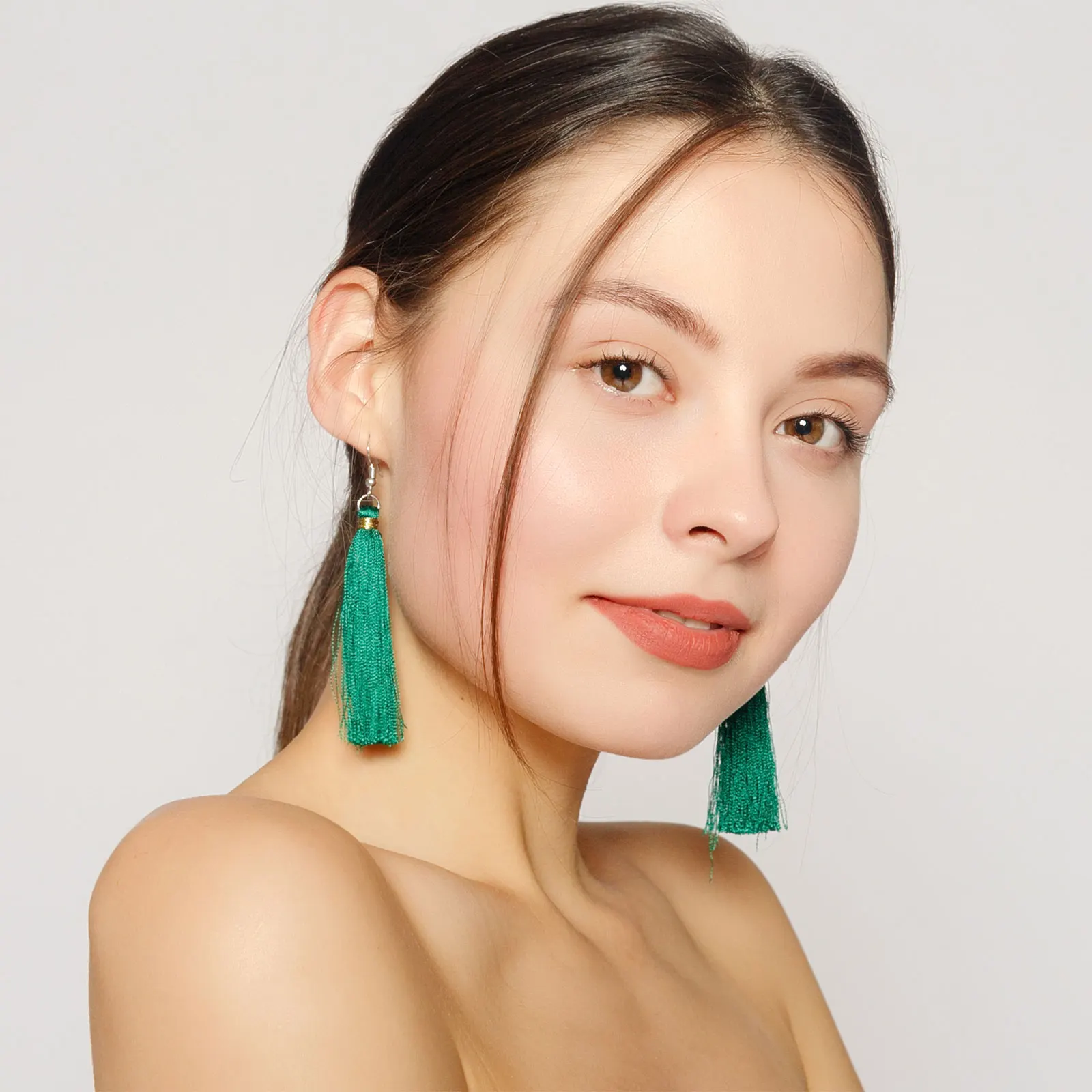 45Pcs 미니 실키 북마크 Tassels, 루프가있는 수제 부드러운 치실 공예 Tassels, 보석 만들기위한 작은 술